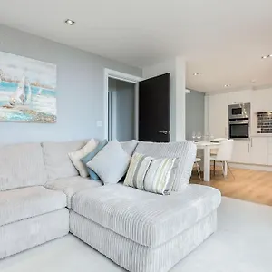 Stunning 2 Bed Apartment, Fabulous Sea View & 2 Minutes To With Parking Bournemouth